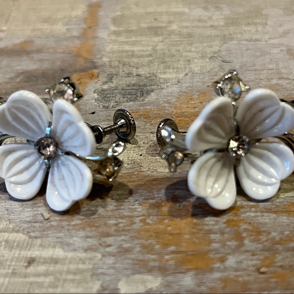 Vintage floral screw back earrings-SOLD